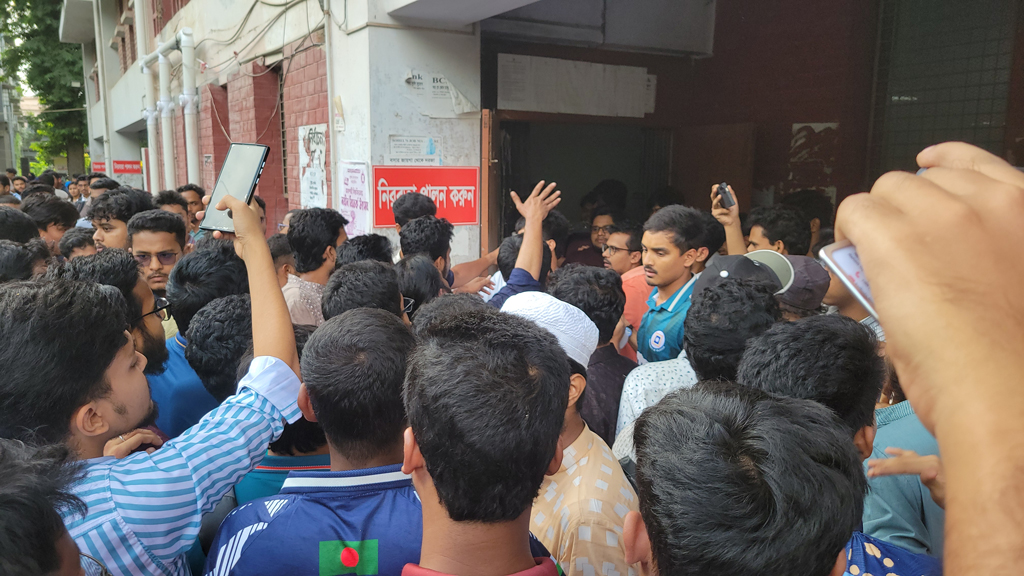 রাজশাহী বিশ্ববিদ্যালয়ে রাকসু-শিবির ও ছাত্রলীগ-সংশ্লিষ্টদের পাল্টাপাল্টি হামলা, আহত ৩