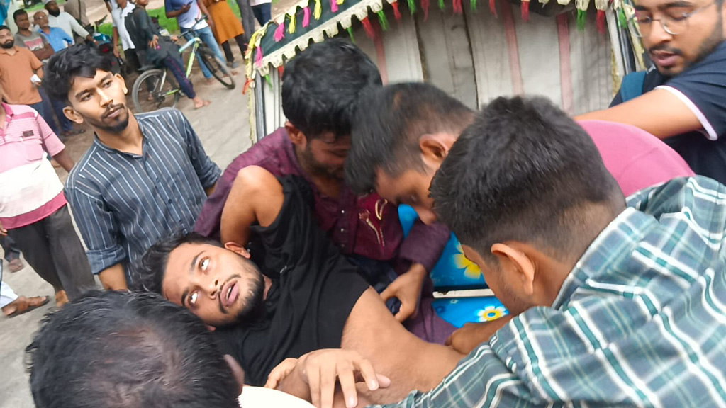 ছাত্রদল ও সাধারণ শিক্ষার্থীদের মধ্যে ধস্তাধস্তিতে তিনজন আহত হয়। ছবি: আজকের পত্রিকা
