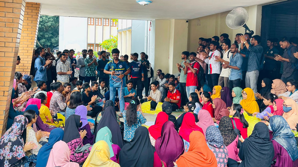 রাবিতে শিক্ষার্থীর মৃত্যু: প্রশাসন ভবন ঘেরাওয়ের পর তদন্ত কমিটির সুপারিশ প্রকাশ