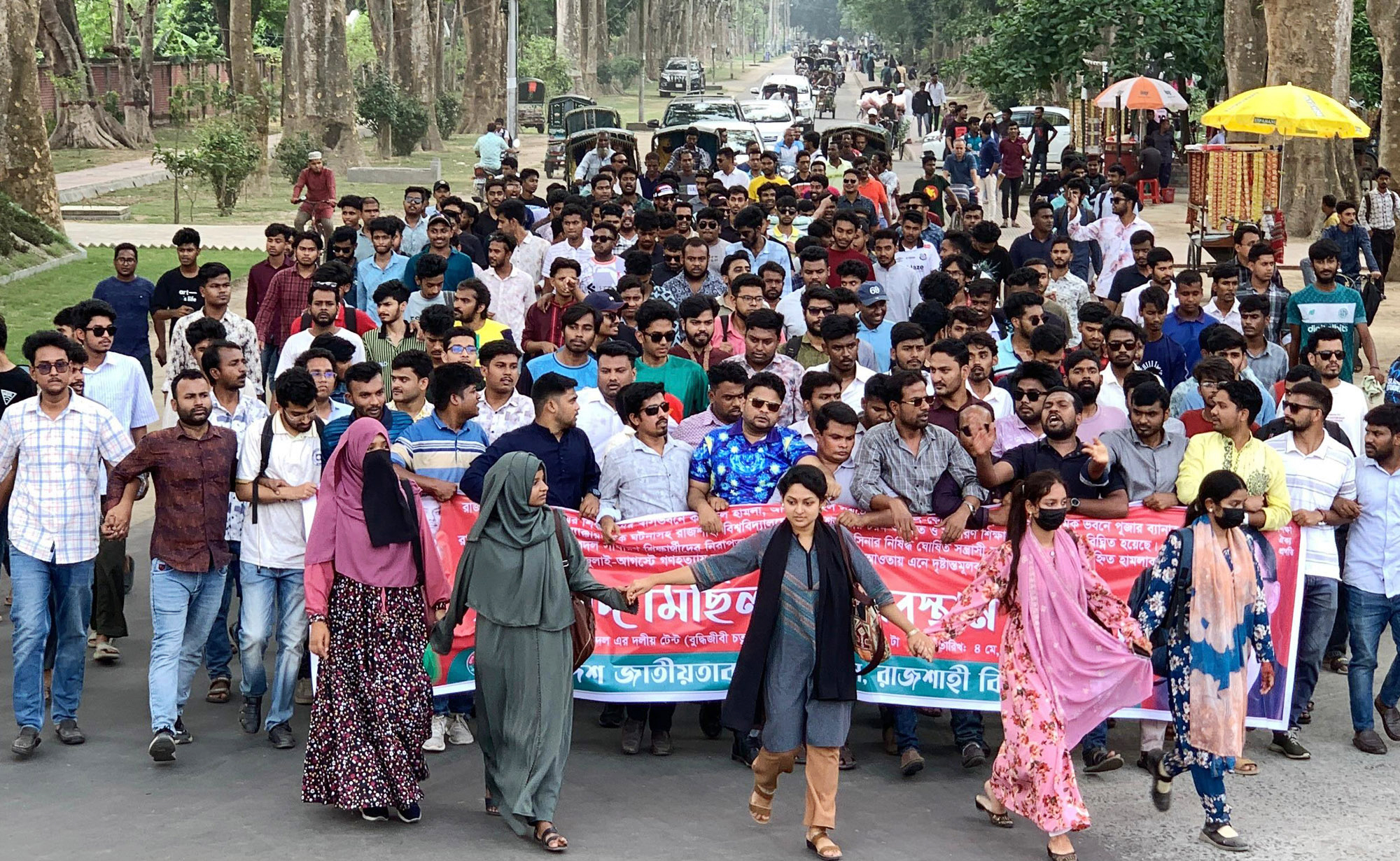 রাবি রেজিস্ট্রারের বাসায় ককটেল হামলার বিচার দাবিতে বিক্ষোভ