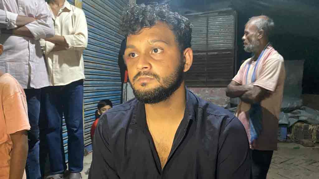 মধ্যরাতে রাবি ছাত্রীকে ফোনে কুপ্রস্তাব, যুবককে ক্যাম্পাসে ডেকে এনে পিটিয়ে পুলিশে সোপর্দ