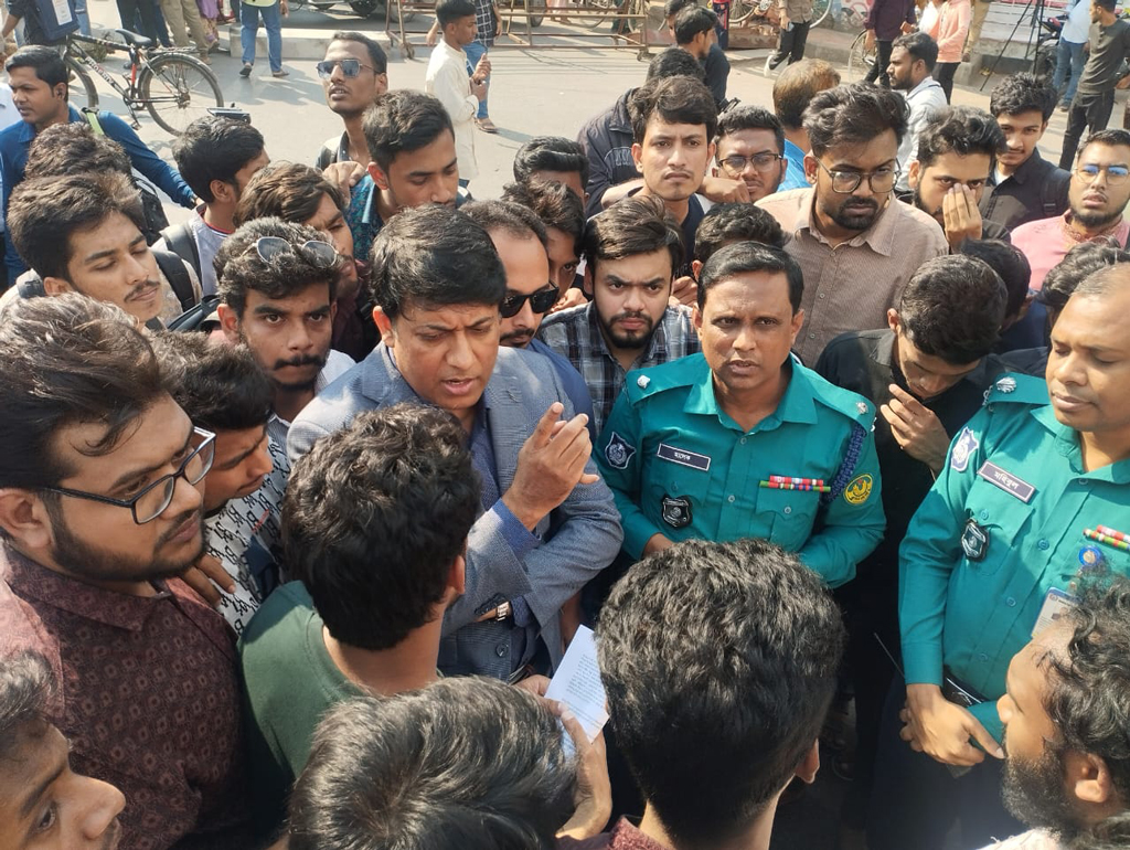 ৯ ঘণ্টার আলটিমেটাম দিয়ে রাবি শিক্ষার্থীদের কর্মসূচি স্থগিত