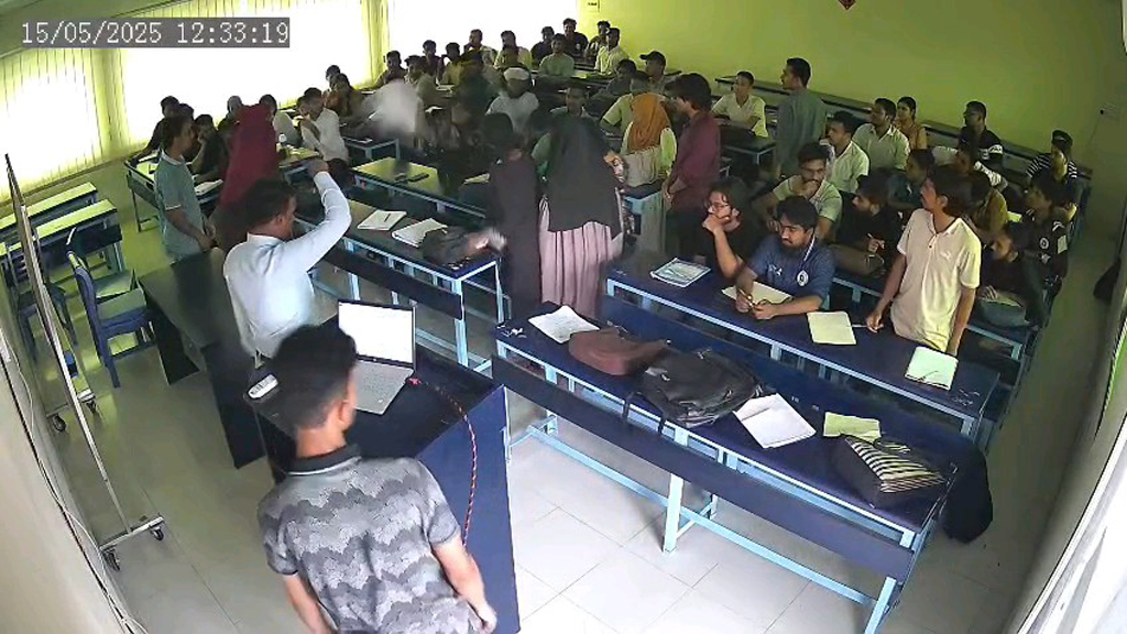 রাবি শিক্ষার্থীর বিরুদ্ধে শিক্ষককে খাতা ছুড়ে মারার অভিযোগ