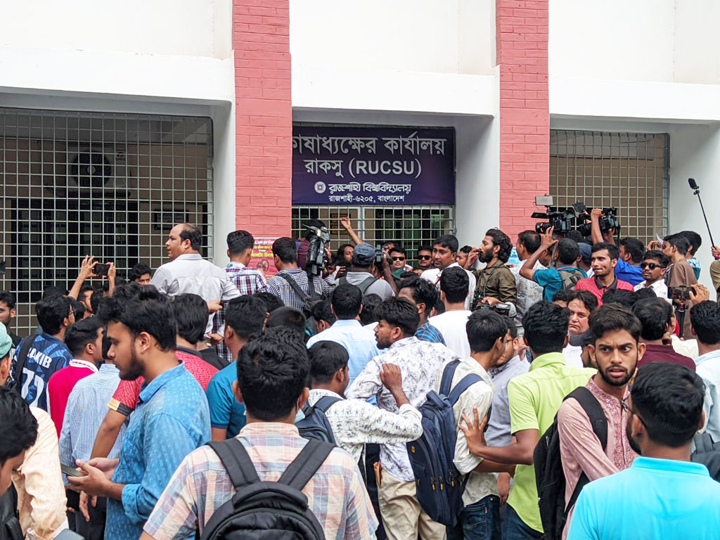 ছাত্রদল সভাপতির নেতৃত্বে রাকসু কোষাধ্যক্ষের কার্যালয়ে ভাঙচুর ও তালা