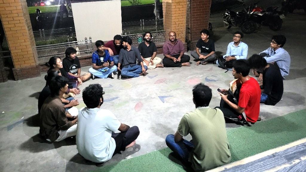 রাবিতে যুদ্ধাপরাধে দণ্ডিতদের ছবি-বিলবোর্ড, জোহা চত্বরে ক্ষুব্ধ শিক্ষার্থীদের অবস্থান