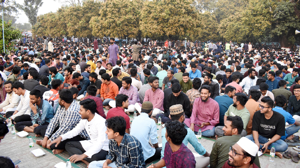 ‘অমুসলিম’ শিক্ষার্থীদের বাদ দিয়ে রাবি প্রশাসনের ‘গণ-ইফতার’