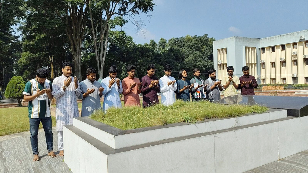 শহীদ শামসুজ্জোহার কবর জিয়ারত করলেন রাকসুর নবনির্বাচিত প্রতিনিধিরা