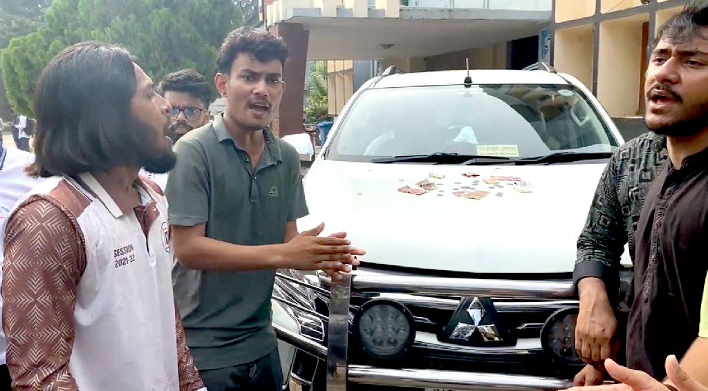 রাবিতে পোষ্য কোটা: ‘ভিক্ষা লাগলে ভিক্ষা নে’ স্লোগানে উপাচার্যের গাড়িতে কয়েন নিক্ষেপ
