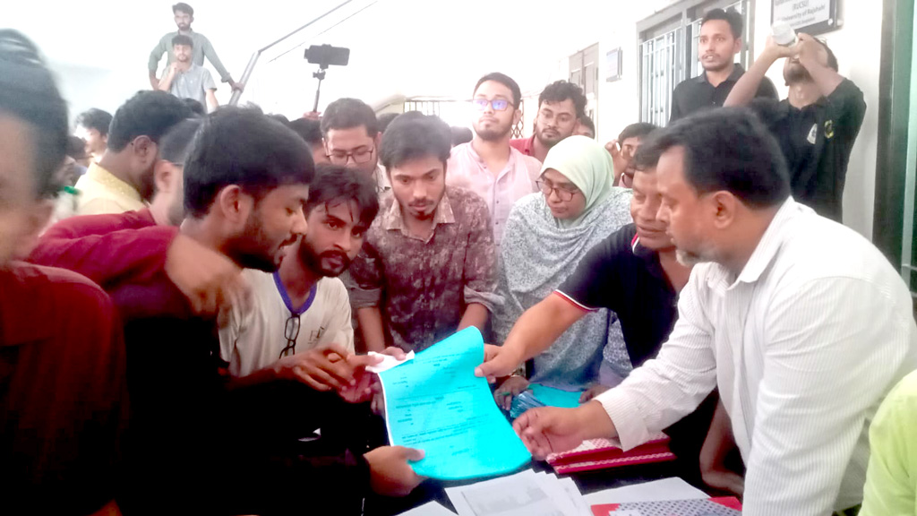 রাকসু নির্বাচন: ভিপি পদে ১৮ জনসহ মনোনয়নপত্র নিয়েছেন ৩১৮ জন
