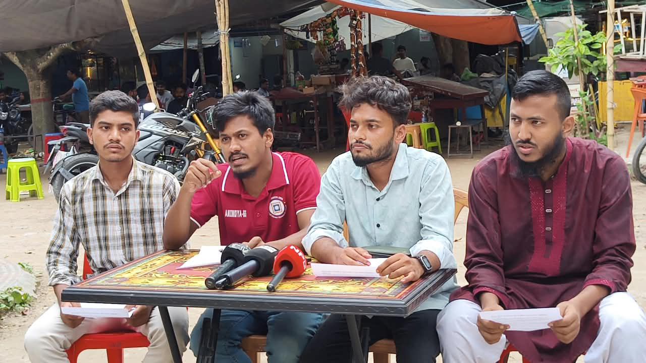 রাবিতে স্টেশন সংস্কার ও সব ট্রেনের স্টপেজসহ ৫ দাবি শিক্ষার্থীদের