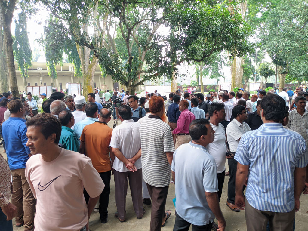পোষ্য কোটার দাবিতে এবার কর্মবিরতিতে রাবির শিক্ষক-কর্মকর্তারা