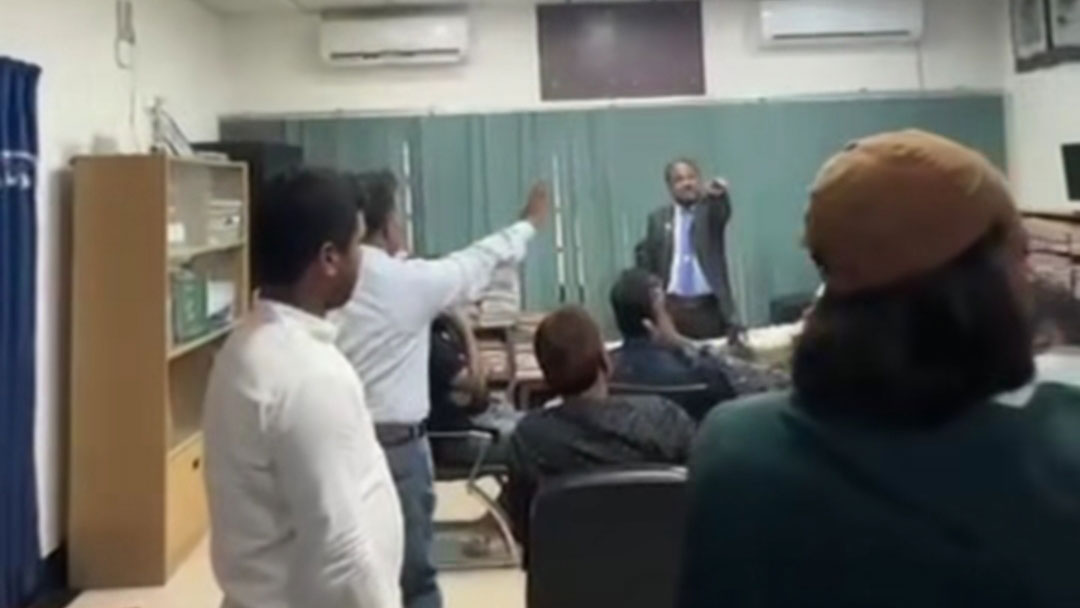 রাবি রেজিস্ট্রার ও রাকসু জিএসের উত্তপ্ত বাগ্‌বিতণ্ডা: ‘বিএনপি নেতা’দের সঙ্গে বৈঠকের অভিযোগ