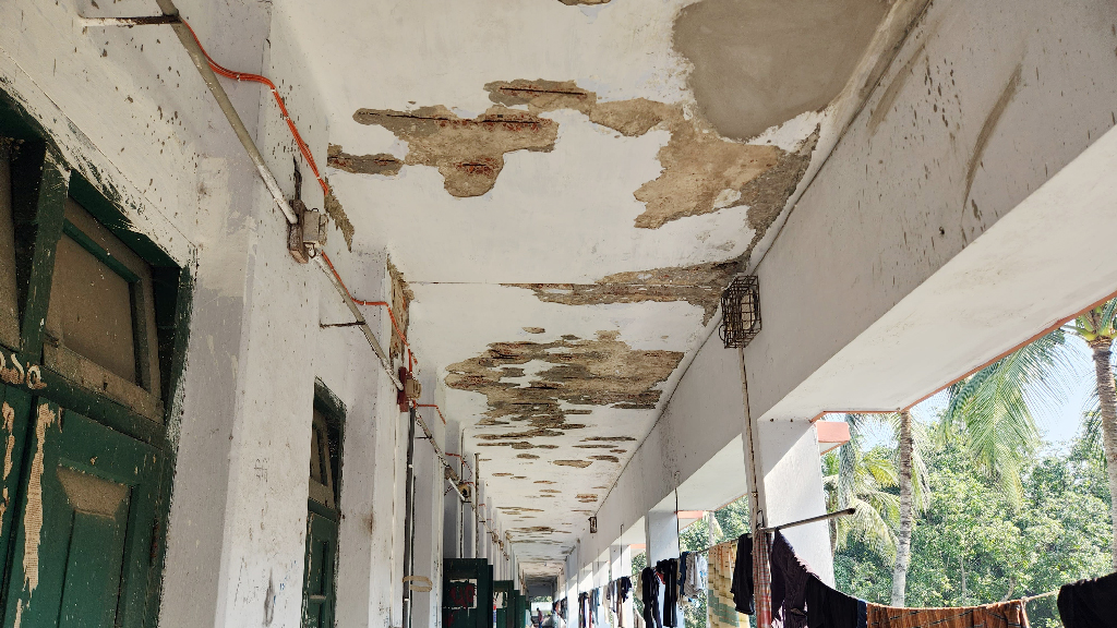 ভূমিকম্পে রাবির হলে ফাটল, শিক্ষার্থীদের বিক্ষোভ