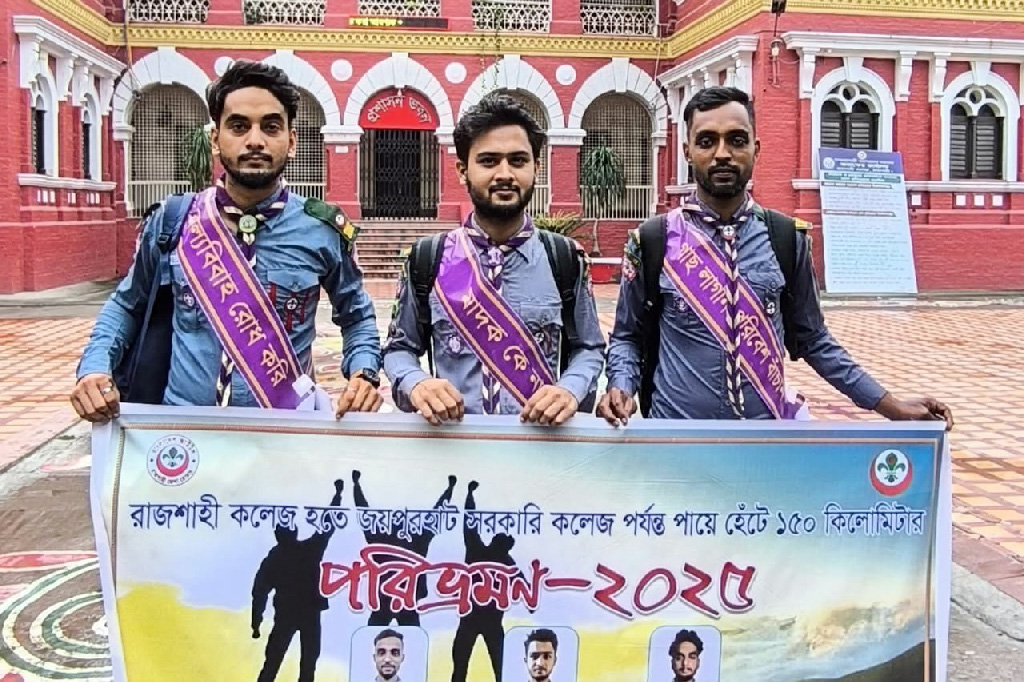 হেঁটে ১৫০ কিলোমিটার পদযাত্রায় তিন রোভার