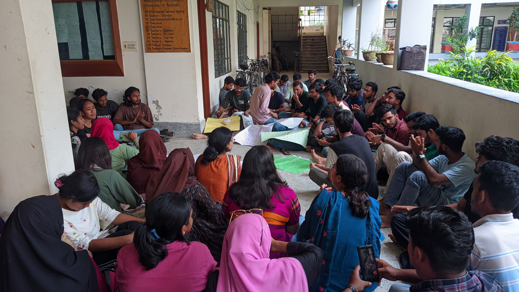 ৩ দফা দাবিতে রাবি শিক্ষার্থীদের আমরণ অনশন
