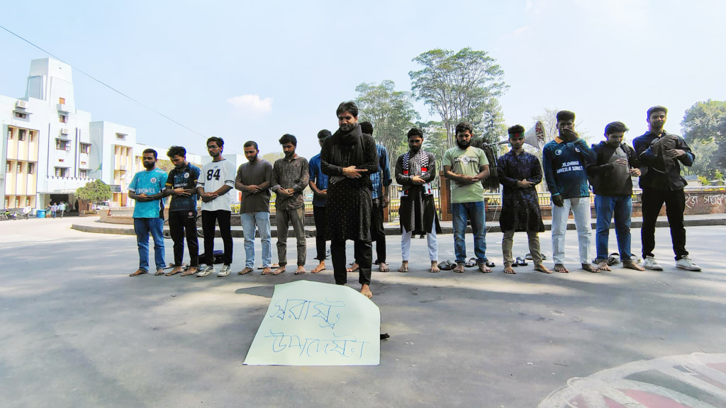 স্বরাষ্ট্র উপদেষ্টার পদত্যাগ দাবি, প্রতীকী জানাজা রাবি শিক্ষার্থীদের