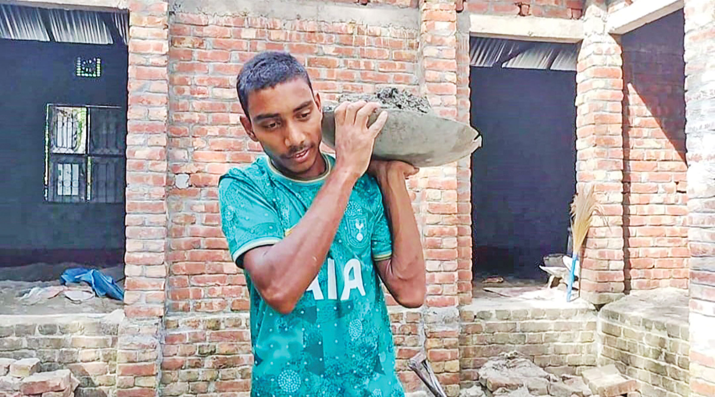 দিনে রাজমিস্ত্রির কাজ রাতে পড়াশোনা