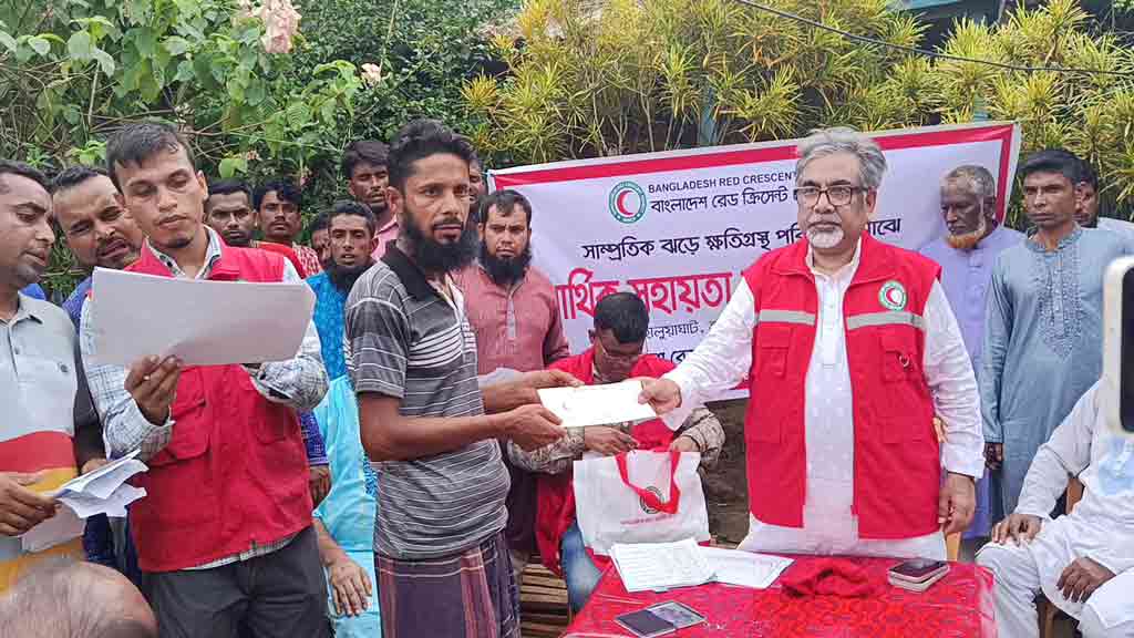 হালুয়াঘাটে ঝড়ে ক্ষতিগ্রস্তদের সহায়তা দিল রেড ক্রিসেন্ট