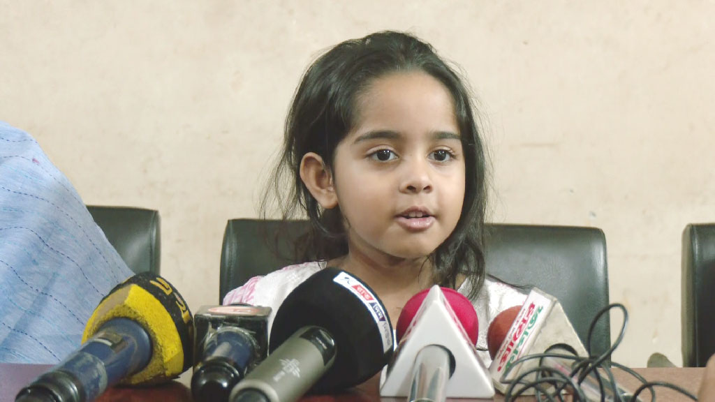 ‘আমার বাবাকে ফিরিয়ে দেন, তাকে ছাড়া একটুও ভাল্লাগে না আমার’