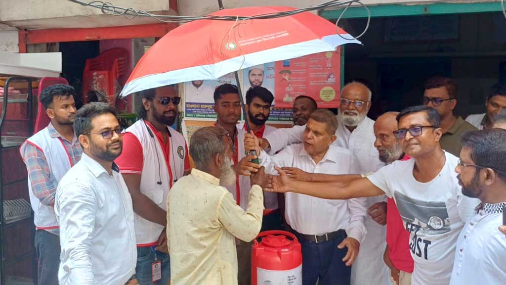 গরমে সুস্থ থাকতে মানিকগঞ্জে রেড ক্রিসেন্টের সচেতনতামূলক প্রচারণা ও সেবা