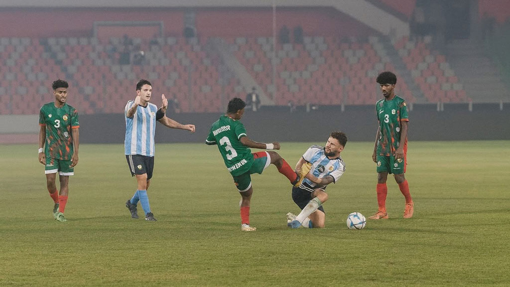 ক্ষমা চাইলেন আর্জেন্টিনার খেলোয়াড়কে লাথি-ঘুষি মারা বাংলাদেশি ডিফেন্ডার