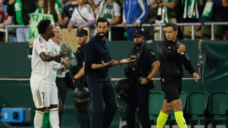 ম্যাচ হেরে রেফারির ওপর ক্ষুব্ধ রিয়াল কোচ