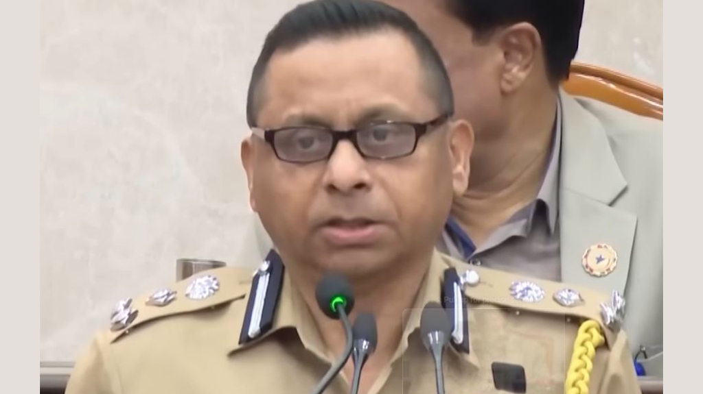 প্রধানমন্ত্রীর সামনে নিজেকে জাতীয়তাবাদের আদর্শের বলে দাবি করলেন পুলিশ কর্মকর্তা