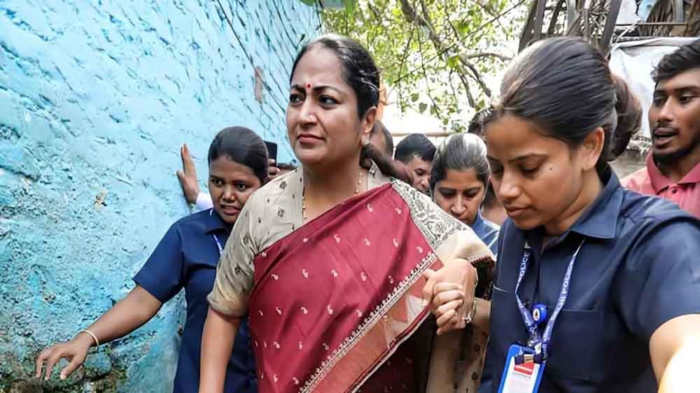 গণশুনানিতে থাপ্পড় খেলেন দিল্লির মুখ্যমন্ত্রী রেখা