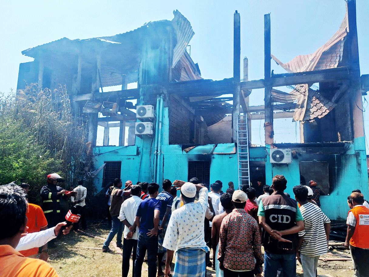 পুড়ে যাওয়া টুপটুপ রিসোর্ট। ছবি: আজকের পত্রিকা