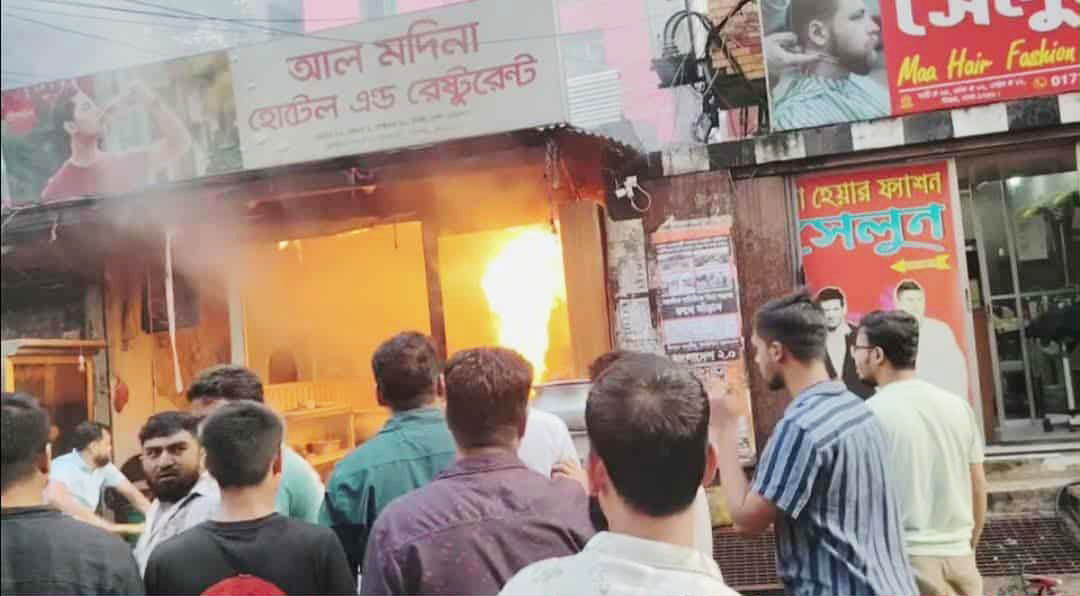 উত্তরায় গ্যাস সিলিন্ডার বিস্ফোরণ, রেস্টুরেন্ট পুড়ে ছাই