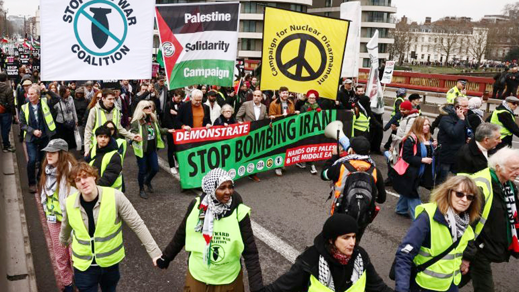 ইরানে হামলা বন্ধের দাবিতে লন্ডনে ব্যাপক বিক্ষোভ
