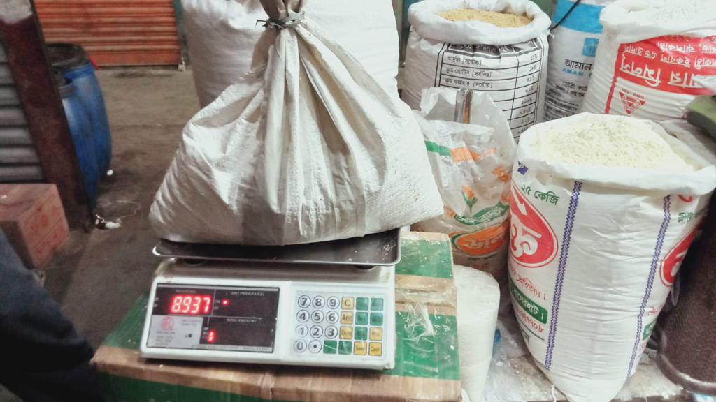 ভিজিএফ চাল: ১০ কেজির বদলে মিলছে সাড়ে ৮ কেজি