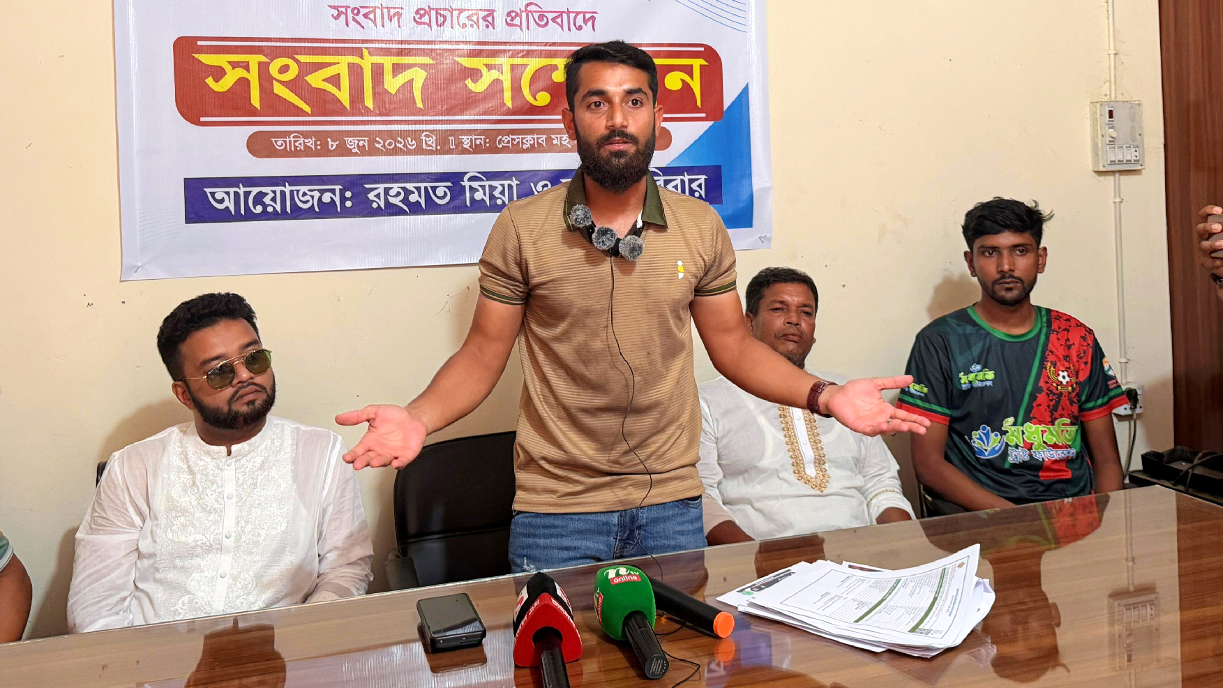 স্ত্রীকে নির্যাতনের অভিযোগ অস্বীকার জাতীয় দলের ফুটবলার রহমত মিয়ার, সংবাদ সম্মেলন
