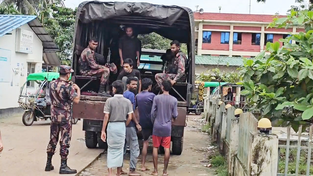 পালিয়ে বাংলাদেশে প্রবেশের সময় রোহিঙ্গাবাহী নৌকাডুবি, নিখোঁজ ১৩