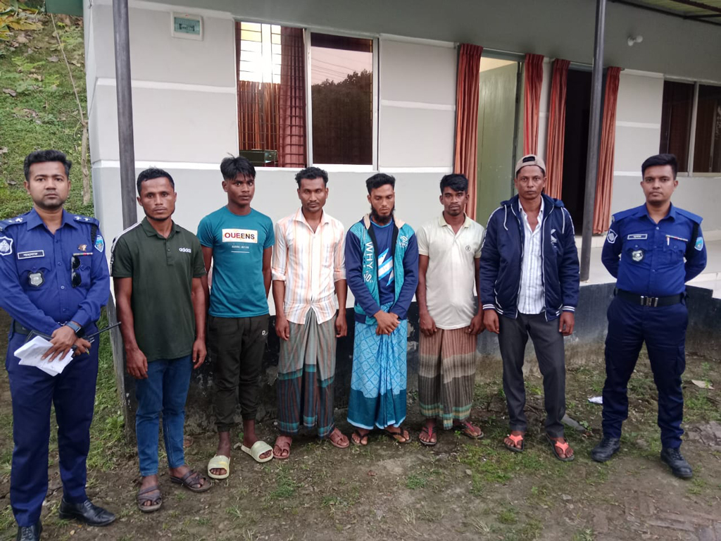 বান্দরবানে যাত্রীবাহী বাস থেকে ৬ রোহিঙ্গা যুবক আটক