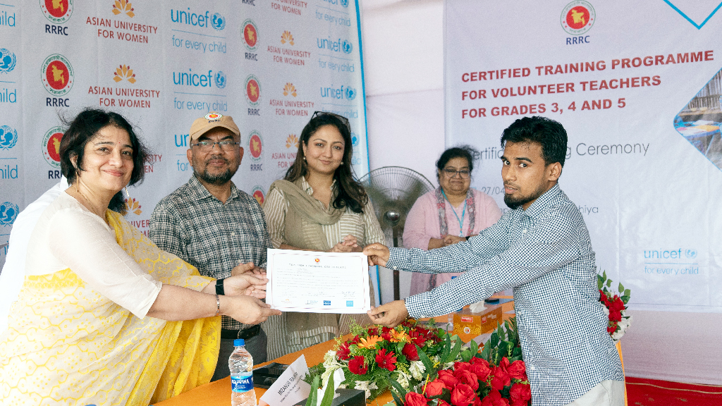 রোহিঙ্গা শিবিরের স্বেচ্ছাসেবী শিক্ষকেরা পেলেন প্রশিক্ষণ সনদ