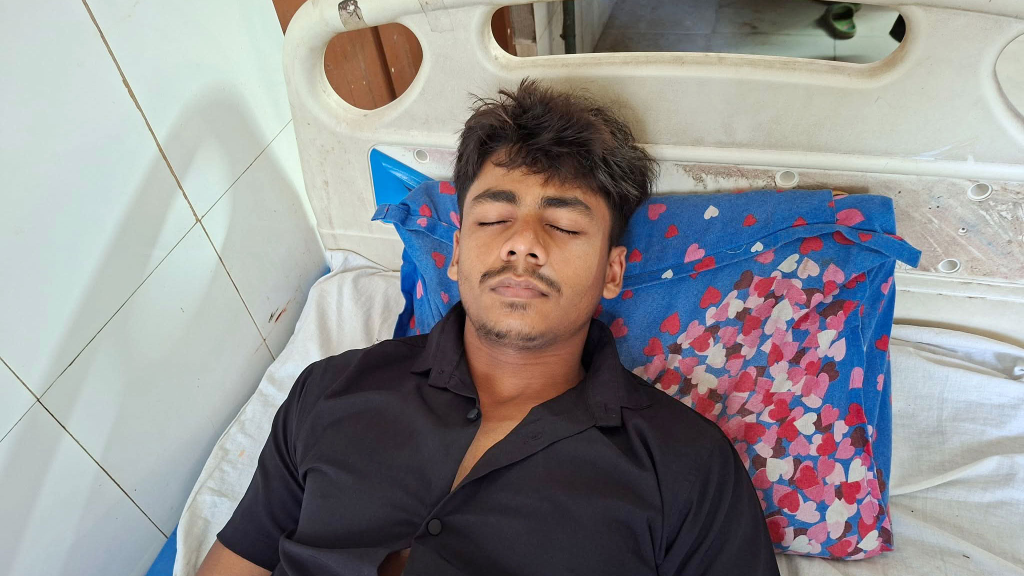 আগৈলঝাড়ায় কিশোর গ্যাংয়ের হামলায় স্কুলছাত্র আহত