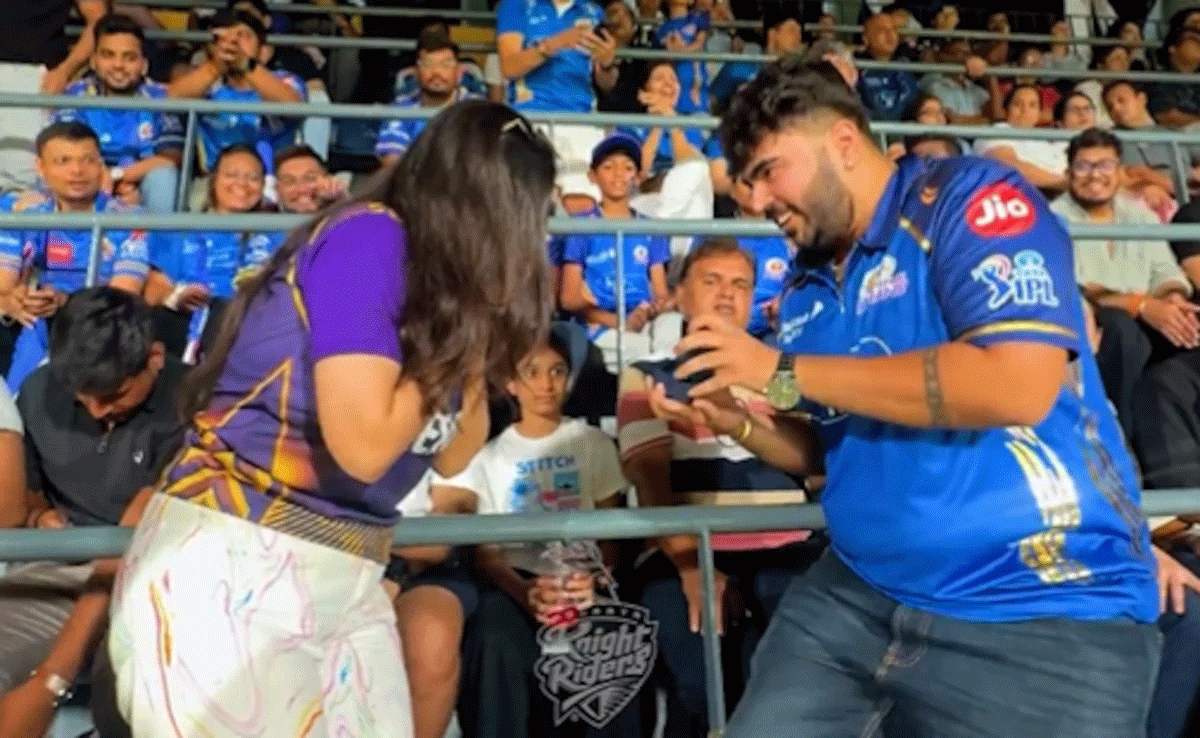আইপিএলে প্রেমের প্রস্তাব দিতে গিয়ে আংটি হারালেন এক ভক্ত