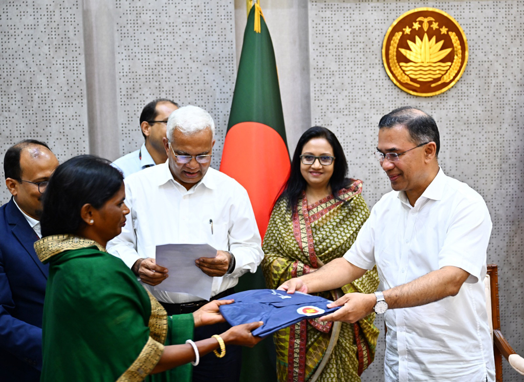 চা-শ্রমিকদের জন্য ২০ হাজার রেইনকোট বিতরণ শুরু