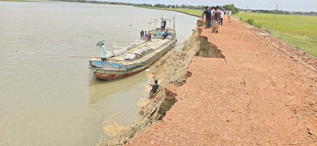 কিশোরগঞ্জের অষ্টগ্রাম: নদী-খালে বিলীন হচ্ছে সড়ক