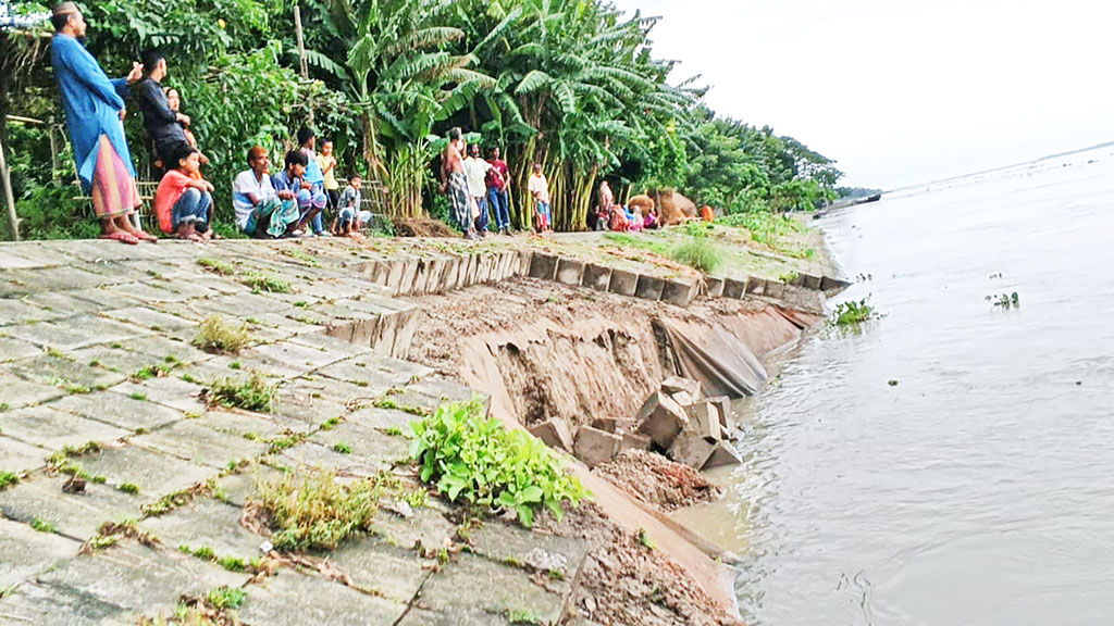 তীর রক্ষা বাঁধের ২০০ মিটারে ধস, ঝুঁকিতে ৬০০ মিটার