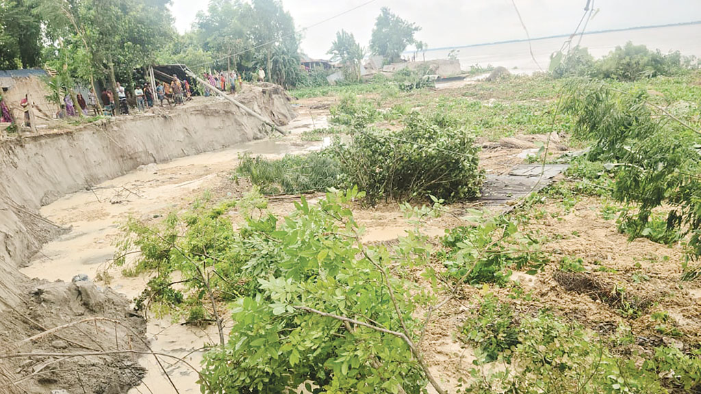 নদীগর্ভে ৮ স্কুল, পাঠদানে সংকট