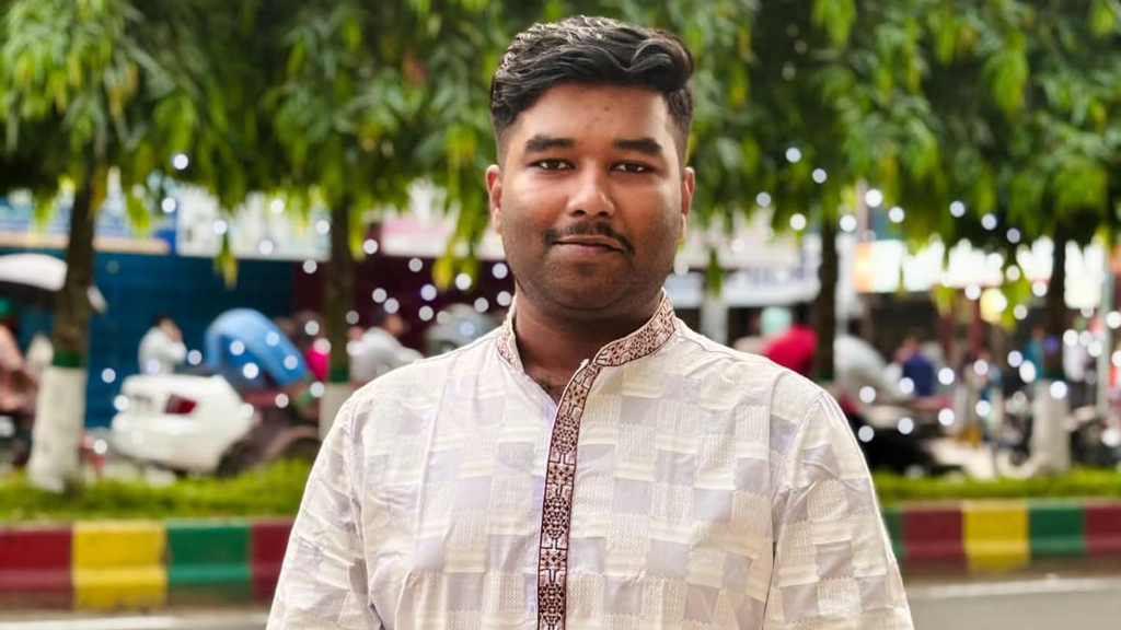 ফেরিঘাটে বাসডুবি: জাবি শিক্ষার্থী রাইয়ান ও তাঁর মা-ভাগনের লাশ দাফন