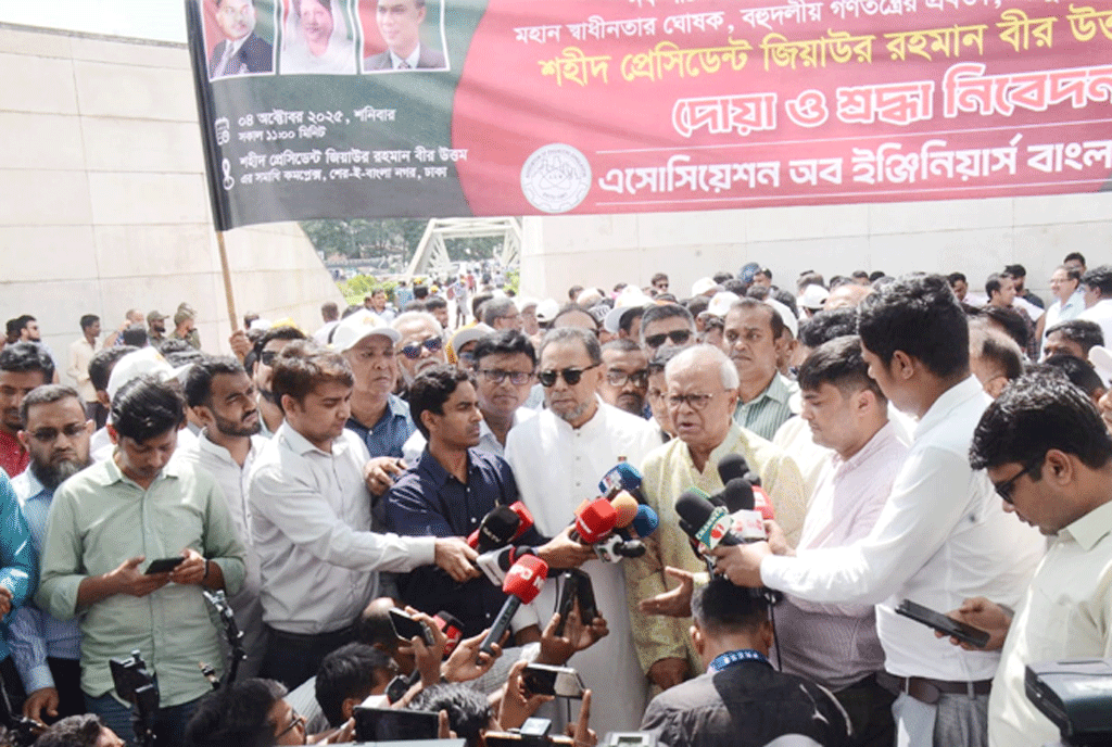 বিএনপির সিনিয়র যুগ্ম মহাসচিব রুহুল কবির রিজভী আজ শনিবার রাজধানীর শেরেবাংলা নগরে জিয়াউর রহমানের সমাধিতে শ্রদ্ধা নিবেদন শেষে সাংবাদিকদের সঙ্গে কথা বলেন। ছবি : বাসস