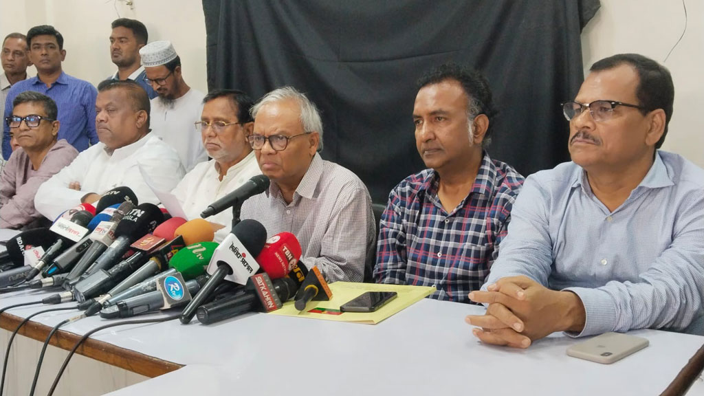 রাজধানীর নয়াপল্টনে বিএনপির কেন্দ্রীয় কার্যালয়ে সংবাদ সম্মেলনে বক্তব্য দেন বিএনপির সিনিয়র যুগ্ম মহাসচিব রুহুল কবির রিজভী। ছবি: আজকের পত্রিকা