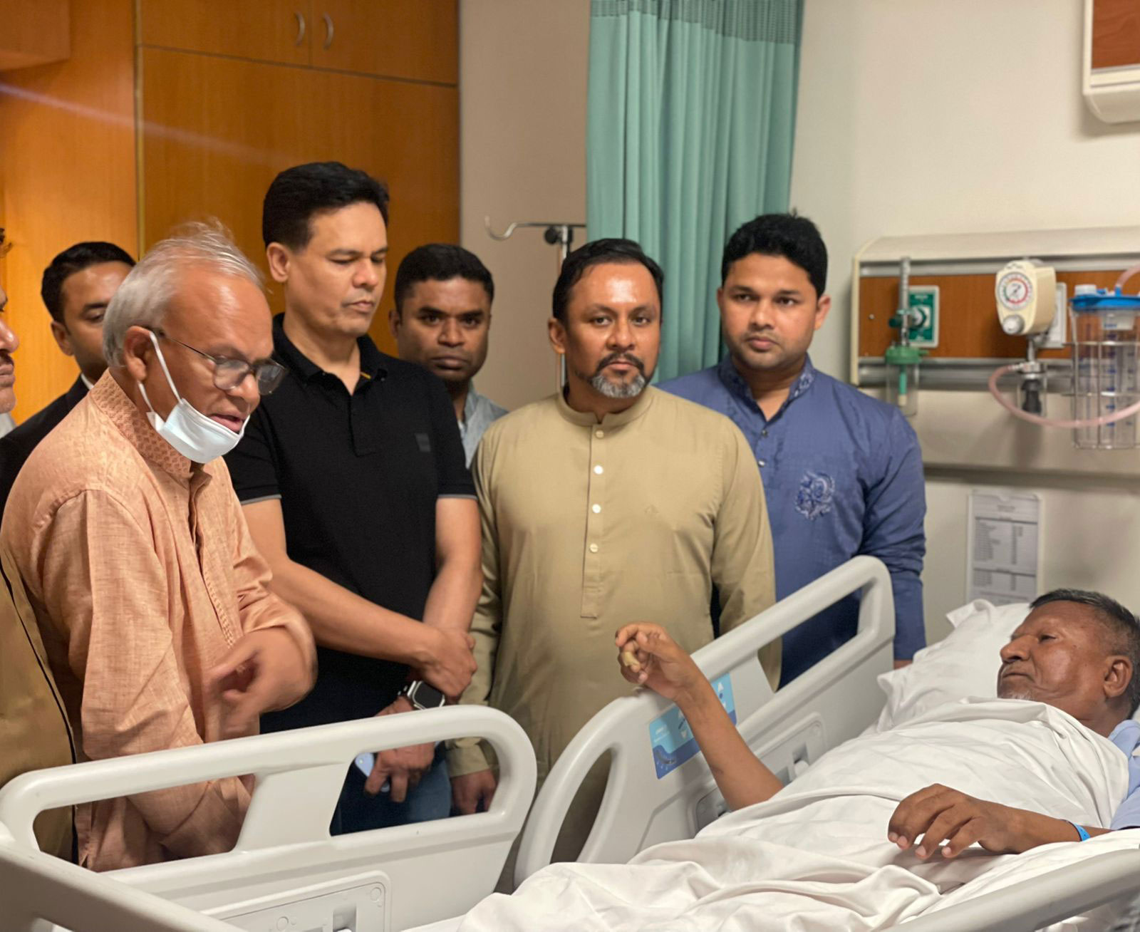 সড়ক দুর্ঘটনায় আহত খাদ্য প্রতিমন্ত্রীকে দেখতে হাসপাতালে রিজভী