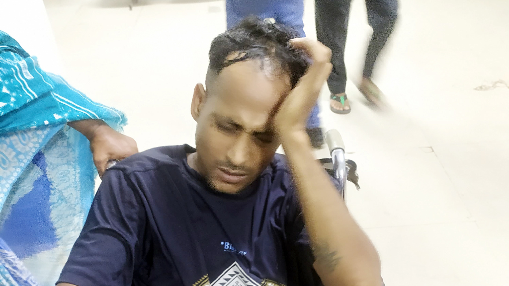 খুলনায় ‘ডাকাত’ রাজুকে বহনকারী অ্যাম্বুলেন্সে গুলি