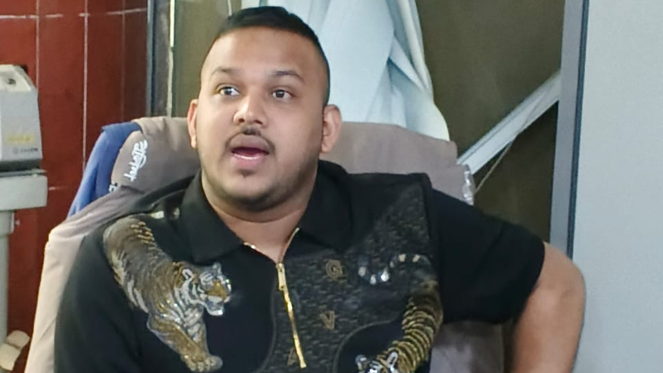 থাইল্যান্ড থেকে ফিরে বিমানবন্দরে গ্রেপ্তার ‘পিচ্চি রাজা’