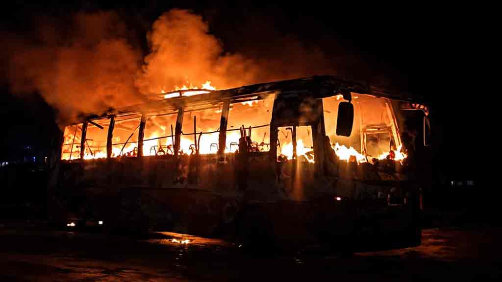 দৌলতদিয়া বাস টার্মিনালে দাঁড়িয়ে থাকা বাসে আগুন
