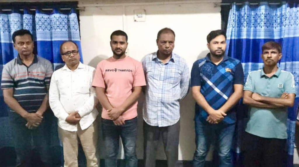 রাজবাড়ীতে ভোক্তা অধিকার কর্মকর্তাকে মারধরের অভিযোগে বিএনপি নেতাসহ গ্রেপ্তার ৬